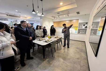 一群人站在室内AI 生成的内容可能不正确。