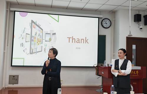 图片包含 室内, 建筑, 人, 男人AI 生成的内容可能不正确。